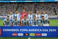 サッカーコパ・アメリカ準々決勝、アルゼンチン対エクアドル。試合前の写真撮影に臨むアルゼンチンの選手（2024年7月4日撮影）。(c)JUAN MABROMATA / AFP