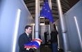 仏ストラスブールにある欧州議会前で、英国旗を降納するスタッフ（2020年1月31日撮影）。(c)Patrick HERTZOG / AFP