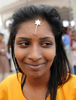 シンガポールで30日、ヒンズー教の大祭タイプーサム（Thaipusam）が行われた。ムルガ（Muruga）神をあがめるこの祭りは、 タミル暦のタイ（Thai）の月の満月の日に行われる。信者らは「カバディ（Kavadi）」と呼ばれる御輿（みこし）を鉄串などで自分の身体に固定して苦行の行進を行う。この祭りはマレーシアでも行われる。

写真はシンガポールで行われたヒンズー教の大祭タイプーサムの苦行の行進のため、額に針を刺してもらった後に笑顔を見せるヒンズー教徒の女性（2010年1月30日撮影）。(c)AFP/ROSLAN RAHMAN