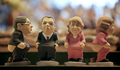 　スペイン・カタルーニャ（Catalonia）地方で、今年もクリスマス恒例の排便人形「カガネル（Caganer、「排便」の意）がお目見えした。カタルーニャでは、クリスマスシーズンになると有名人が排泄する姿を模した陶器の人形を自宅内に隠し、招待客に探させるのが恒例行事となっている。18世紀から続く風習で、カガネルは翌年の豊穣（ほうじょう）、希望、繁栄の象徴とされている。

　写真は、バルセロナ（Barcelona）のクリスマス市に登場した、エスペランサ・アギーレ（Esperanza Aguirre）マドリード（Madrid）州知事（右の2つ）とアルベルト・ルイス・ガジャルドン（Alberto Ruiz Gallardon）マドリード市長のカガネル（2009年12月21日撮影）。(c)AFP/LLUIS GENE