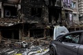 ウクライナの首都キーウ近郊ブチャで、大きな被害を受けた建物（2022年4月2日撮影）。(c)RONALDO SCHEMIDT / AFP