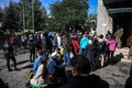 ウクライナ・イジュームの人道支援センター前に集まった人々（2022年9月29日撮影）。(c)Juan BARRETO / AFP