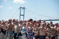 トルコ・イスタンブールで開かれた「ボスポラス海峡大陸間水泳大会」の参加者ら（2019年7月21日撮影）。(c)Yasin AKGUL / AFP