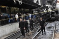 エジプトの首都カイロの駅で発生した、列車の衝突・火災事故の現場に集まった消防士ら（2019年2月27日撮影）。(c)AFP/Khaled DESOUKI