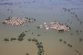 パキスタン南部ダドゥで、豪雨によって冠水した住宅地の航空写真（2022年9月1日撮影）。(c)Husnain ALI / AFP
