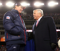 チームオーナーのロバート・クラフト（%%Robert Kraft%%）氏（右）と言葉を交わすペイトリオッツのビル・ベリチックヘッドコーチ。(c)AFP/Getty Images/Elsa