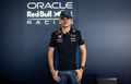 24F1第20戦メキシコシティGP。会場のアウトドローモ・エルマノス・ロドリゲスで行われたAFPのインタビューで、カメラに向けポーズを取るレッドブルのマックス・フェルスタッペン（2024年10月24日撮影）。(c)Yuri CORTEZ / AFP