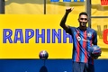 スペイン1部リーグのFCバルセロナに加入し、セレモニーでポーズをとるラフィーニャ（2022年7月15日撮影）。(c)Pau BARRENA / AFP