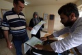 イラク北部モスルで、連邦議会選の投票をする人たち（2018年5月12日撮影）。(c)AFP PHOTO / Haidar HAMDANI