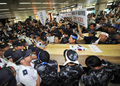 韓国ソウル（Seoul）の金浦空港（Gimpo airport）で、棺おけを持ち出して自民党の新藤義孝（Yoshitaka Shindo）衆院議員、稲田朋美（Tomomi Inada）衆院議員、佐藤正久（Masahisa Sato）参院議員らの鬱陵島訪問計画に抗議する人々（2011年8月1日撮影）。(c)AFP/JUNG YEON-JE