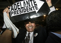 写真は28日、ボゴタ（Bogota）でウリベ大統領の勝利を祝う支持者たち。(c)AFP/Alejandra VEGA