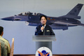台湾軍が保有する米国製戦闘機F16の画像を背に演説する頼清徳総統。花蓮空軍基地で（2024年5月28日撮影）。(c)Sam Yeh / AFP