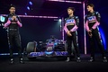 2024年シーズンの新車発表会に参加したフォーミュラワン（F1、F1世界選手権）・アルピーヌの（左から）エステバン・オコン、ピエール・ガスリー、ジャック・ドゥーハン（2024年2月7日撮影）。(c)Ben Stansall / AFP