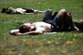 英ロンドン中心部で日光浴をする人々（2022年7月18日撮影、資料写真）。(c)BEN STANSALL / AFP