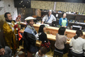 「下北沢天狗まつり」で、飲食店で豆をまく山伏たち（2019年2月1日撮影）。(c)AFPBB News/Yoko Akiyoshi