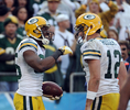 11NFLは6日、各地で第9週の試合が行われ、グリーンベイ・パッカーズ（Green Bay Packers）は45-38でサンディエゴ・チャージャーズ（San Diego Chargers）を下し、開幕から唯一続けている無敗記録を守った。

第4クォーターにタッチダウンパスを決め、QBのアーロン・ロジャース（Aaron Rodgers、右）と喜びを分かち合うパッカーズのグレッグ・ジェニングス（Greg Jennings、2011年11月6日撮影）。(c)AFP/Getty Images/Harry How