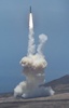 米カリフォルニア州にあるバンデンバーグ空軍基地から発射された地上配備型迎撃ミサイル（2017年5月30日撮影）。(c)AFP/Gene Blevins