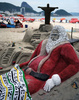 写真は、ブラジル・リオデジャネイロ（Rio de Janeiro）のコパカバーナ（Copacabana）ビーチに作られた、サンタクロースの砂の像（2012年12月12日撮影）。(c)AFP/VANDERLEI ALMEIDA
