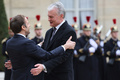 仏パリのエリゼ宮（大統領府）でリトアニアのギタナス・ナウセーダ大統領（右）を迎えるエマニュエル・マクロン大統領（2021年11月30日撮影）。(c)Thomas COEX / AFP