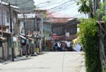 イスラム武装勢力の襲撃を受けたフィリピン南部ミンダナオ（Mindanao）島の商業都市サンボアンガ（Zamboanga）では、襲撃から4日目となる12日、軍と武装勢力との激しい戦闘が始まった。

独立運動を数十年にわたって続けている反政府勢力「モロ民族解放戦線（MNLF）」のメンバー約180人は9日、ボートでサンボアンガに上陸し、市沿岸部の村を占拠。村人らを「人間の盾」として軍に対抗している。これに対しフィリピン軍は精鋭およそ200人の部隊を投入し、警察の支援を受けて包囲網を狭めている。サンボアンガでは約1万3000人が自宅から避難しているほか、政府庁舎などには厳重な警備が敷かれ、街中は閑散としている。

写真は、武装勢力に「人間の盾」とされているとみられる地元住民（2013年9月11日撮影）。(c)AFP/TED ALJIBE