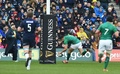 ラグビーシックスネーションズ第2節、スコットランド対アイルランド。チーム2トライ目を決めるアイルランドのジェイコブ・ストックデール（中央、2019年2月9日撮影）。(c)ANDY BUCHANAN/AFP