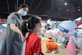 中国・アモイで、新型コロナウイルス検査を受ける子ども（2022年8月10日撮影、資料写真）。(c)AFP