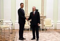 ロシア・モスクワの大統領府（クレムリン）で、シリアのバッシャール・アサド大統領（左）と握手するウラジーミル・プーチン大統領（2023年3月15日撮影）。(c)Vladimir Gerdo / SPUTNIK / AFP