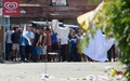 イスラム武装勢力の襲撃を受けたフィリピン南部ミンダナオ（Mindanao）島の商業都市サンボアンガ（Zamboanga）では、襲撃から4日目となる12日、軍と武装勢力との激しい戦闘が始まった。

独立運動を数十年にわたって続けている反政府勢力「モロ民族解放戦線（MNLF）」のメンバー約180人は9日、ボートでサンボアンガに上陸し、市沿岸部の村を占拠。村人らを「人間の盾」として軍に対抗している。これに対しフィリピン軍は精鋭およそ200人の部隊を投入し、警察の支援を受けて包囲網を狭めている。サンボアンガでは約1万3000人が自宅から避難しているほか、政府庁舎などには厳重な警備が敷かれ、街中は閑散としている。

写真は、武装勢力に「人間の盾」とされているとみられる地元住民（2013年9月11日撮影）。(c)AFP/TED ALJIBE