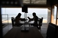 海の見える閲覧スペースで読書を満喫する来館者（2019年5月15日撮影）。(c)CNS/翟羽佳