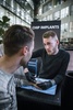 スウェーデンのストックホルムで、チップ移植を行う男性（2018年1月18日撮影）。(c)AFP PHOTO / Jonathan NACKSTRAND
