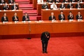 中国・北京の人民大会堂で開かれた中国共産党の第20回党大会でおじぎをする習近平総書記（国家主席、2022年10月16日撮影）。(c)Noel CELIS / AFP