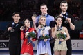 17-18フィギュアスケートグランプリ（GP）ファイナル、ペア・フリースケーティング（FS）。表彰式に臨む（左から）隋文静/韓聰組、アリオナ・サフチェンコ/ブリュノ・マッソ組、メーガン・デュアメル/エリック・ラドフォード組（2017年12月9日撮影）。(c)AFP PHOTO / Toshifumi KITAMURA