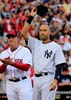 第85回MLBオールスターゲーム（85th All-Star Game）。試合前の選手紹介で歓声に応えるア・リーグのデレク・ジーター（Derek Jeter、2014年7月15日撮影）。(c)AFP/Getty Images/Rob Carr