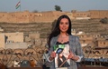 イラク北部のクルド人自治区アルビルで、2013年に撮影された自身の写真を手にするシリア人ジャーナリストで難民のディマ・カエドさん（29）。内戦で両親を亡くし、2020年にアルビルへ移った（2021年2月28日撮影）。(c)SAFIN HAMED / AFP