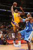デンバー・ナゲッツ戦でケニオン・マーティン（%%Kenyon Martin%%）のディフェンスを前にシュートに跳ぶロサンゼルス・レイカーズのジョッシュ・パウエル（%%Josh Powell%%、中央）。（2008年11月21日撮影）(c)AFP/Getty Images/NBAE/Andrew D. Bernstein