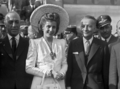 貧しい生まれながら女優を経てファーストレディーまで上り詰め、「エビータ（Evita）」の愛称で国民に親しまれた南米アルゼンチンのエバ・ペロン（Eva Peron）元大統領夫人の死から、26日で60年を迎える。

1919年に私生児として生まれたエバは、女優やラジオドラマの声優として活躍し、後に大統領となるフアン・ペロン（Juan Domingo Peron）氏と1945年に結婚、2人目の妻となった。ファーストレディーになると大きな政治的影響力を振るうようになり、社会の底辺で暮らす人々の保護に努め、貧困層から絶大な人気を得る。1952年、がんのため33歳で死去するが、遺体はその後盗まれて欧州へ持ち出され、1976年まで行方が分からなかった。現在「エビータ」はアルゼンチンの偉大な女性として、伝説的存在となっている。

写真は、仏訪問でオルリー（Orly）空港に降り立ち、ジョルジュ・ビドー（Georges Bidault）外相の歓迎を受ける「エビータ」ことエバ・ペロン・アルゼンチン大統領夫人（1947年7月21日撮影）。(c)AFP