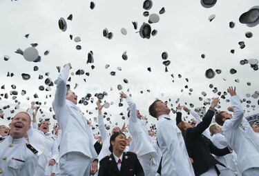 米海軍兵学校で卒業式、伝統の帽子投げで祝う学生ら 写真10枚 国際 