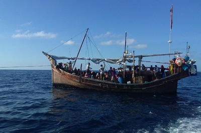 インドネシア、ロヒンギャ難民の上陸拒否 マレーシア海域へ