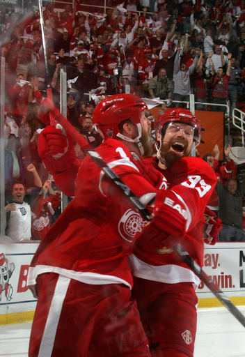 レッドウィングス ペンギンズに快勝しスタンレー杯初戦を飾る