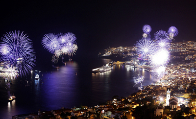 世界各地で新年を祝う花火と光のショー