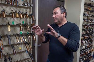 【解説】映画の撮影現場で銃の誤射が起きるのはなぜ？