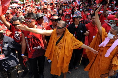 タイ前首相を殺人罪で起訴、2010年の「赤シャツ隊」デモの弾圧で