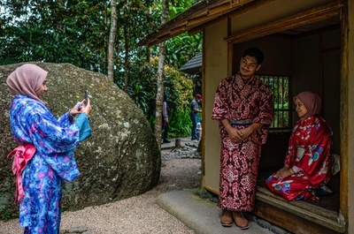 浴衣姿で記念撮影 マレーシアの観光名所「日本村」