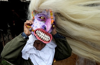 【今日の1枚】異形の面、白髪たなびかせリーダーたたえる メキシコ