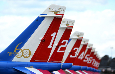 大空の妙技、仏空軍アクロバットチームが60周年記念行事