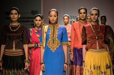 15/16年秋冬インド・ファッション・ウィーク、地元デザイナーらが新作発表