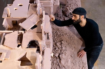 内戦で破壊された街 シリア人彫刻家が粘土で再現