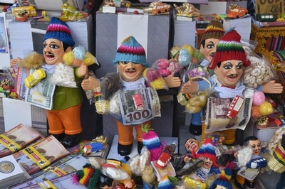 欲しい物は福の神にお願い！ ボリビア先住民伝統の「アラシタス」祭