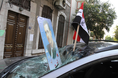 シリア政権支持する群衆、米仏大使館を襲撃