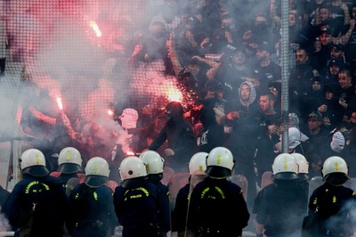 大荒れのギリシャサッカー界、カップ戦決勝でもファンが暴力行為